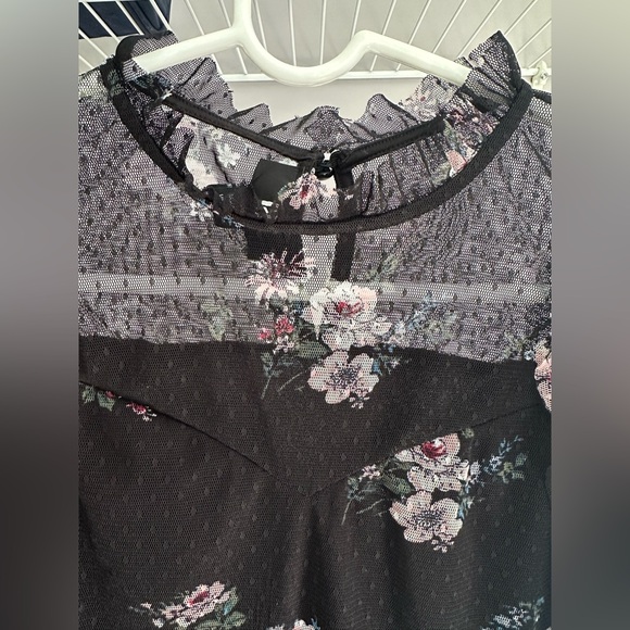 IZ BYER size MEDIUM, Black Floral sleeveless blouse with Lace Ruffles - Picture 4 of 7